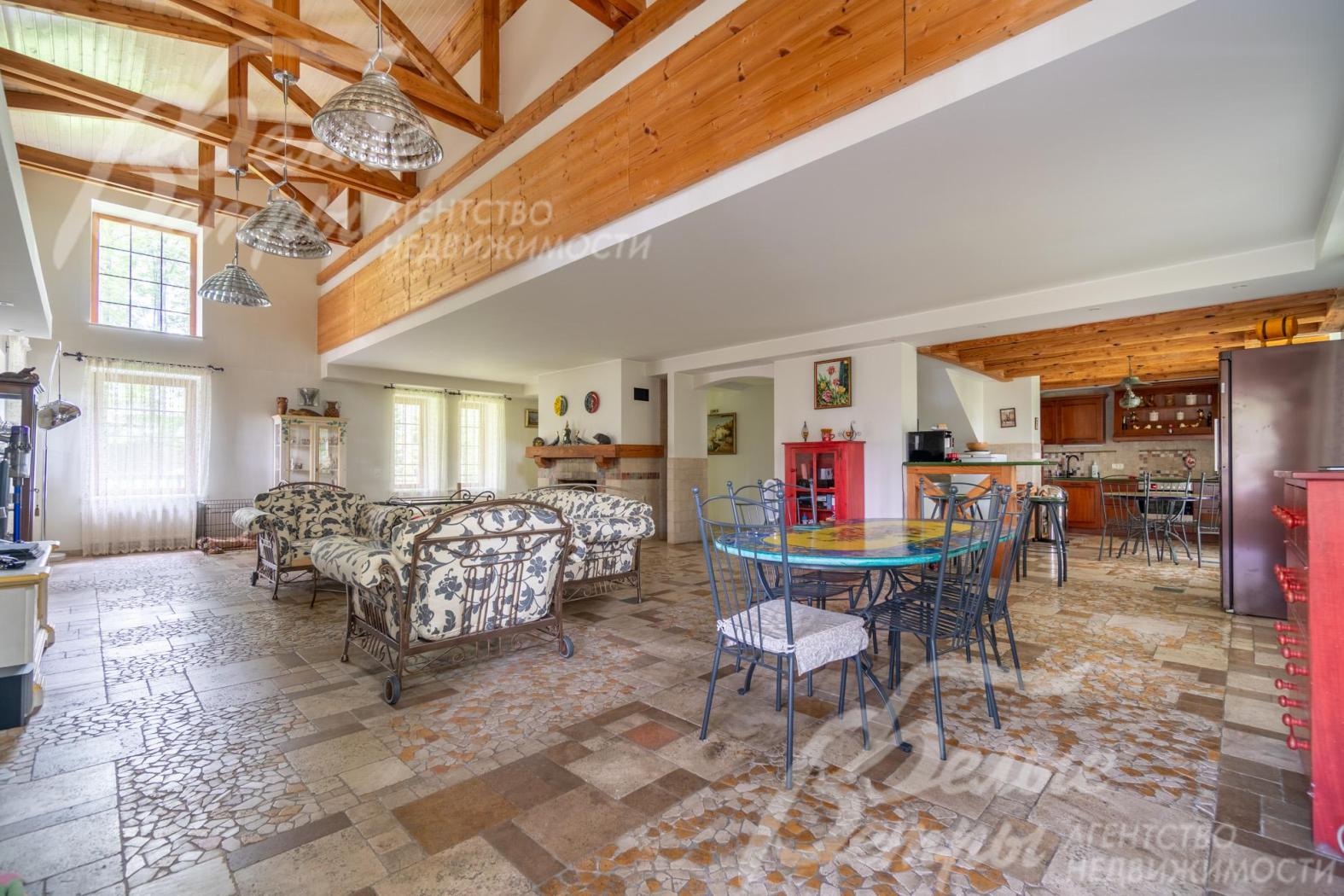 Объединённое пространство гостиной и кухни-столовой