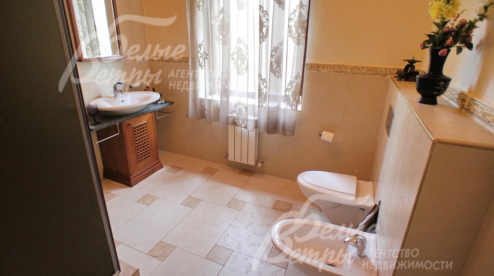 Санузел второго этажа с душевой кабиной