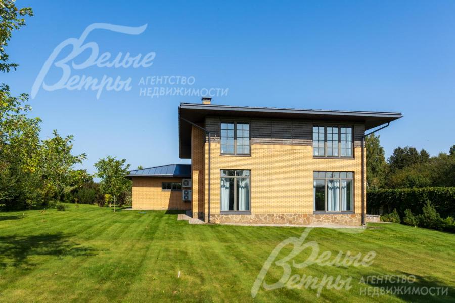 Идеальный ровный газон, дорожки и освещение на участке.