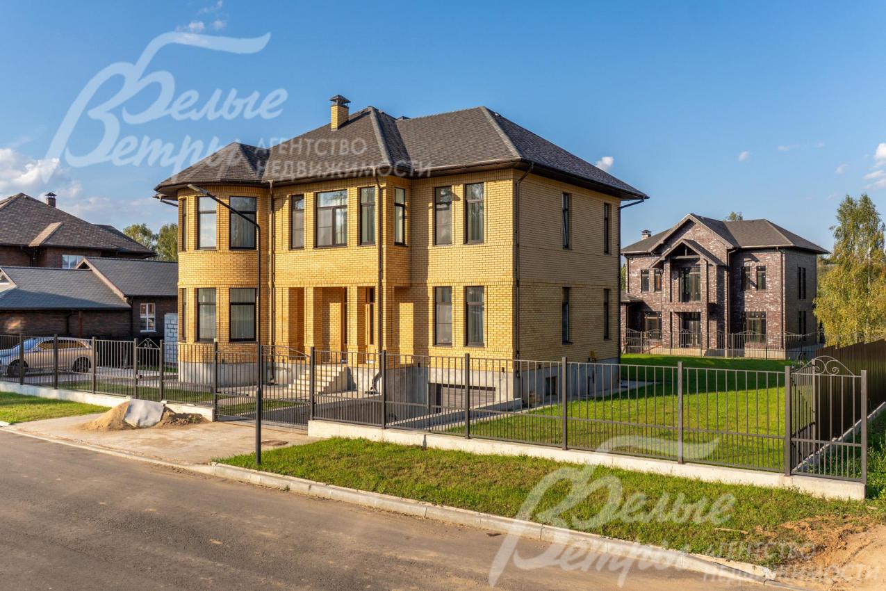 К участку ведёт широкая асфальтированная освещенная дорога