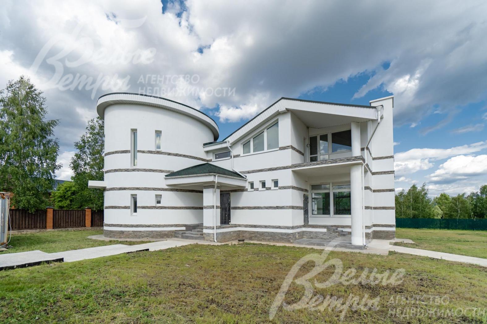 Дом построен из керамического кирпича, фундамент и перекрытия - монолитные железобетонные.