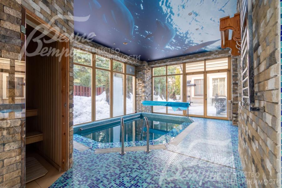 В спа-зоне есть сауна, душевая, обливное ведро, из спа-зоны можно выйти на участок