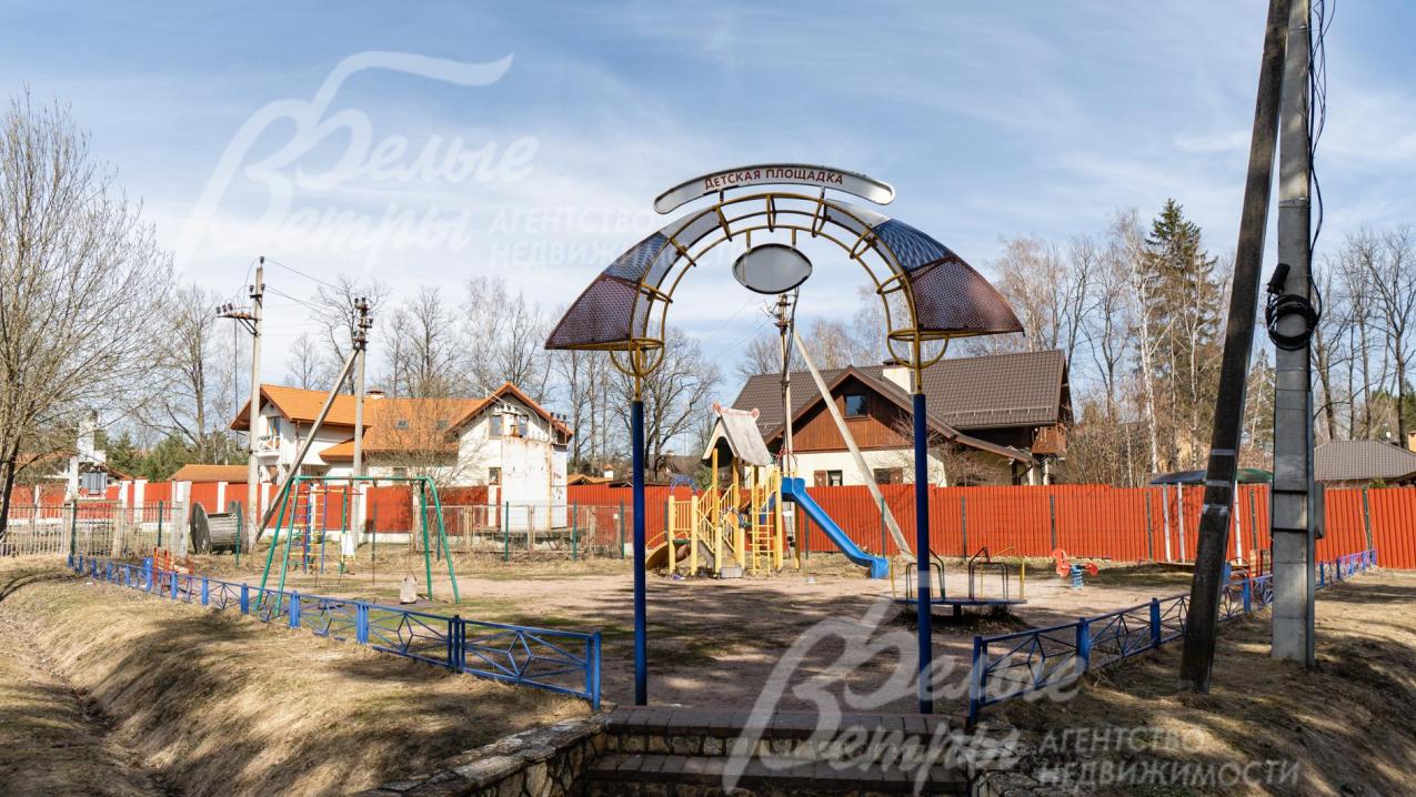 Детская площадка в поселке