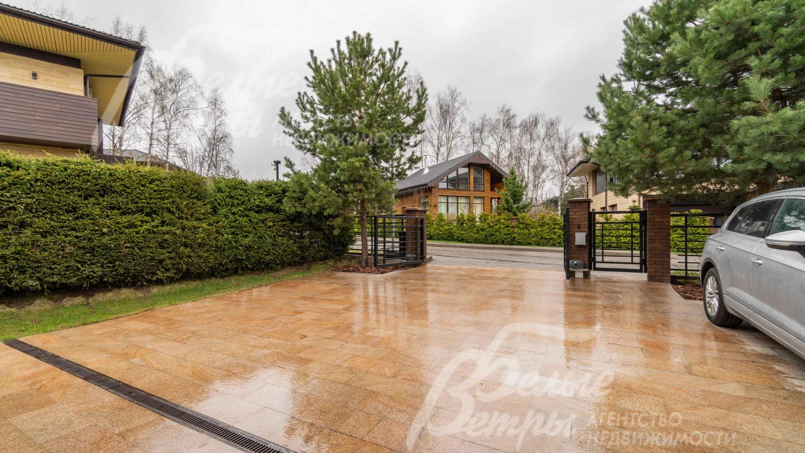 Парковочная зона ок.100 кв.м из термически обработанного гранита Sunset Gold Flamer, с подогревом