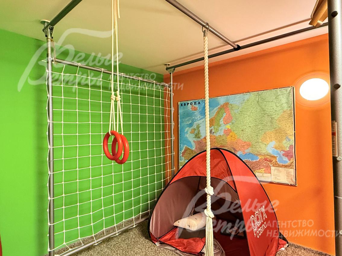 Установлена сетка для лазания, гимнастические кольца и "домик" для игр