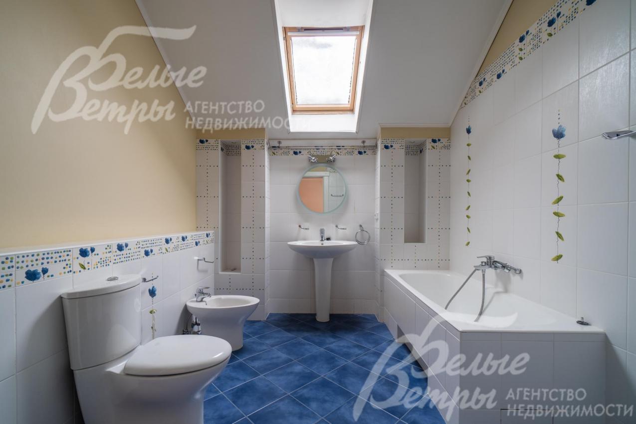 Санузел на втором этаже с ванной, биде и мансардным окном