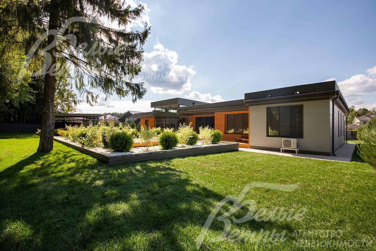 Участок граничит с лесом: на территории частично сохранены лестные деревья