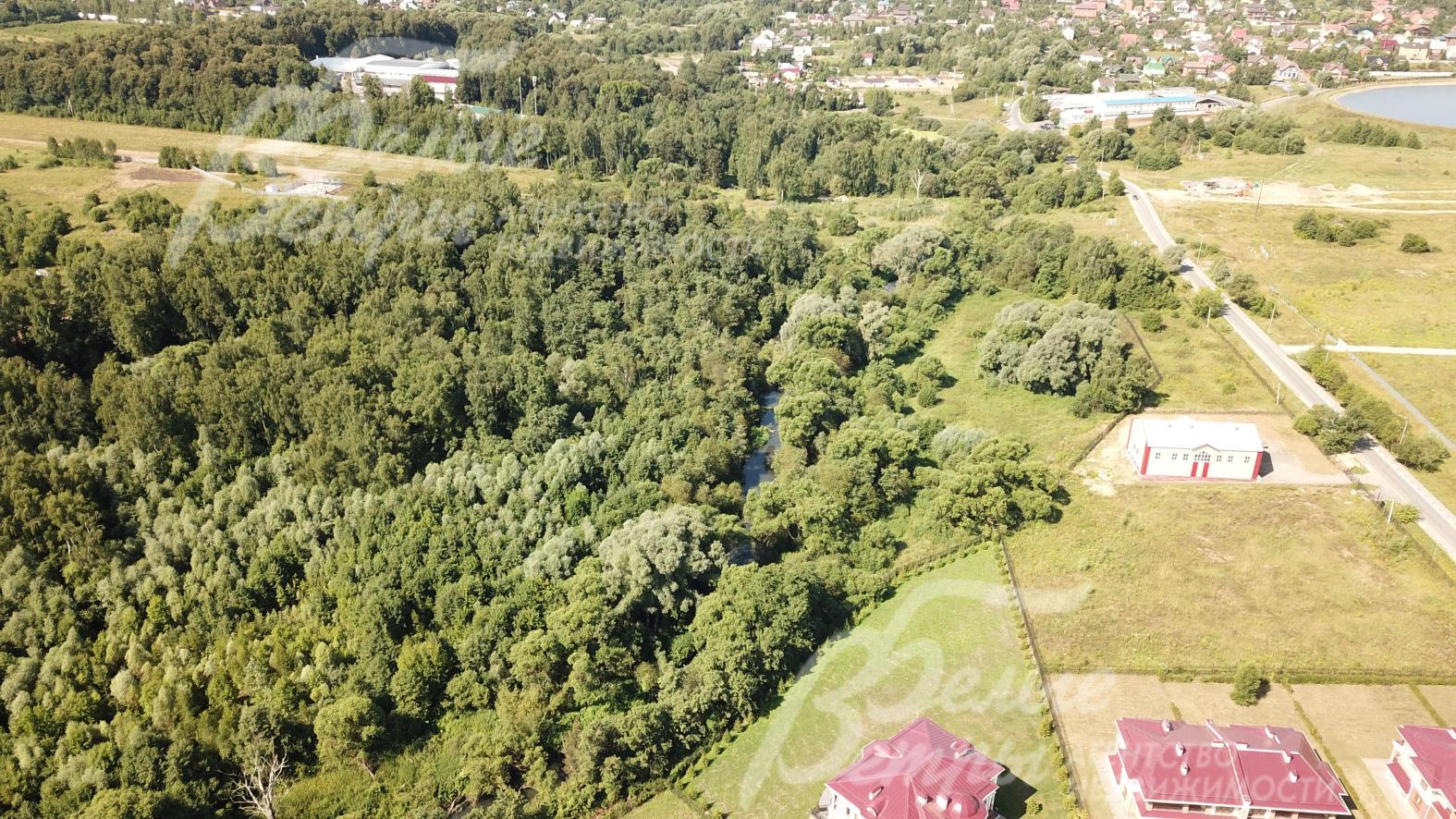 Поселок граничит с рекой