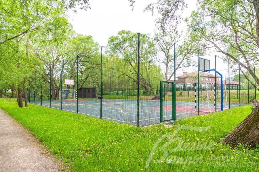 Огороженная спортивная площадка с твёрдым покрытием