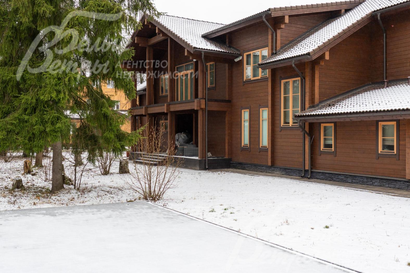 На участке установлен автополив, вокруг дома проходит дренажная система