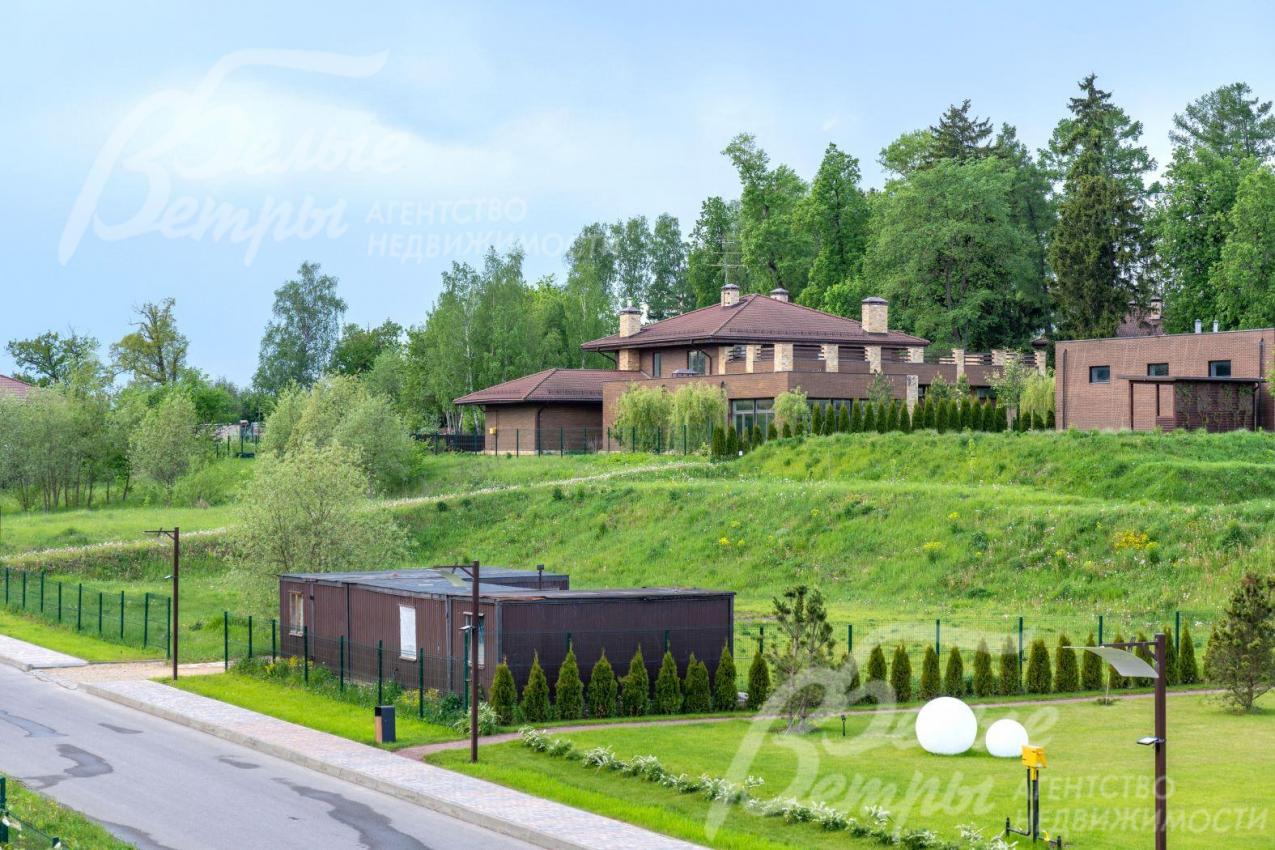 Солидное окружение в поселке