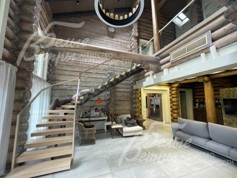 "Парящая" лестница с основанием из стального каркаса.