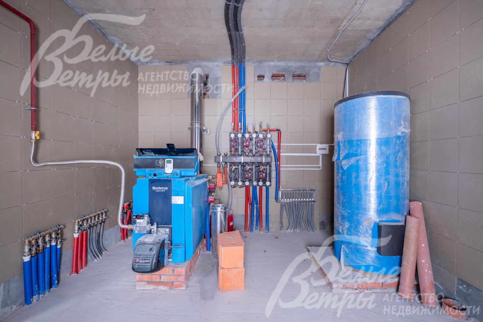Для обеспечения отопления установлен котёл, а для горячего водоснабжения — бойлер косвенного нагрева ёмкостью 500 л