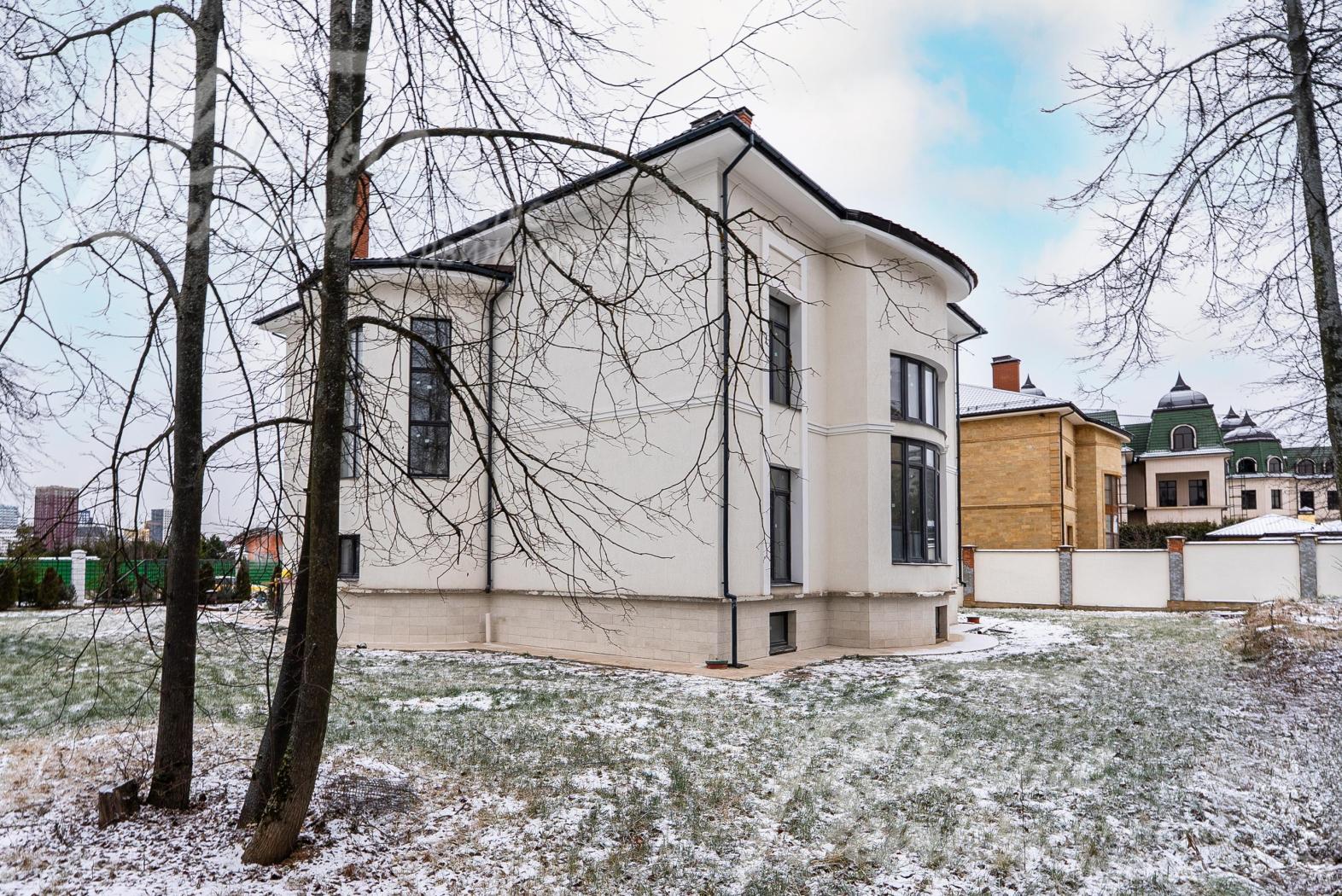 Фасад дома отделан штукатуркой под ключ. В доме - жилой цокольный этаж