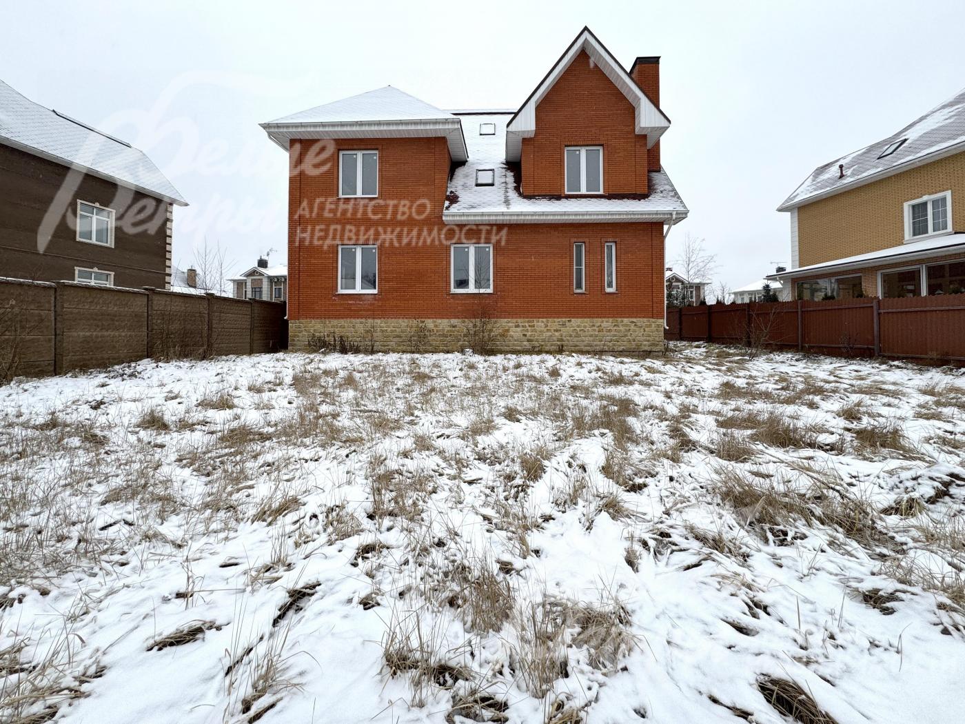 В доме - высокие потолки, жилые мансардный и цокольный этажи