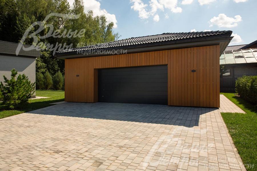 На участке стоит отапливаемый гараж 70 кв.м на 2 автомобиля