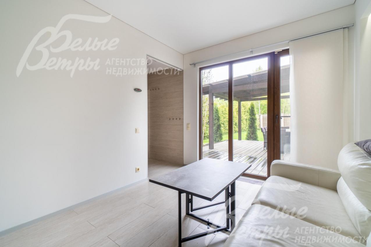 Комната отдыха в СПА-зоне с выходом на террасу.