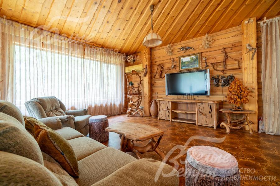 Природный интерьер дополняют пейзажная живопись, столики и тумбы из древесных ветвей, созданные мастерами вручную