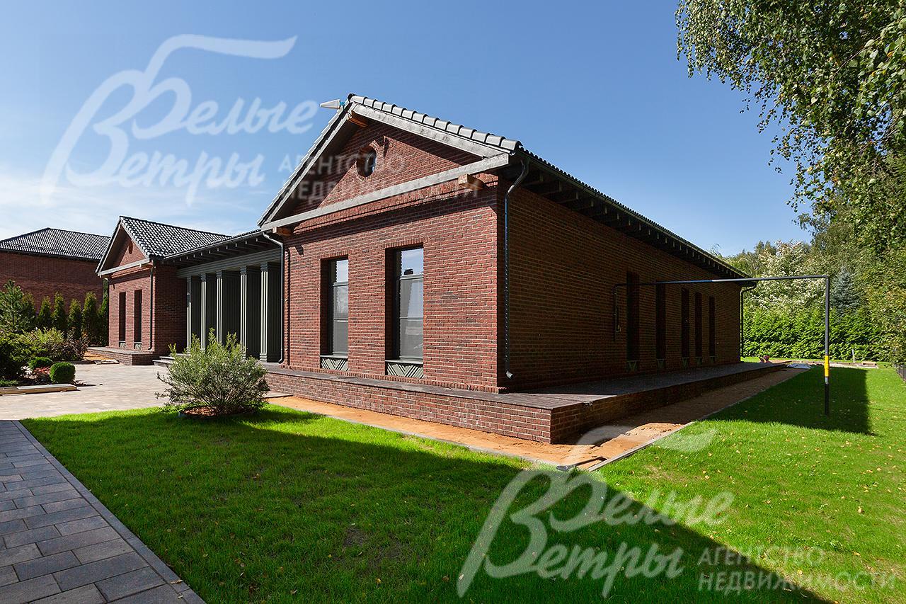 Фасад дома отделан бельгийским кирпичом ручной формовки концерна Wienerberger + декоративные вставки из лиственницы (с декоративной подсветкой)