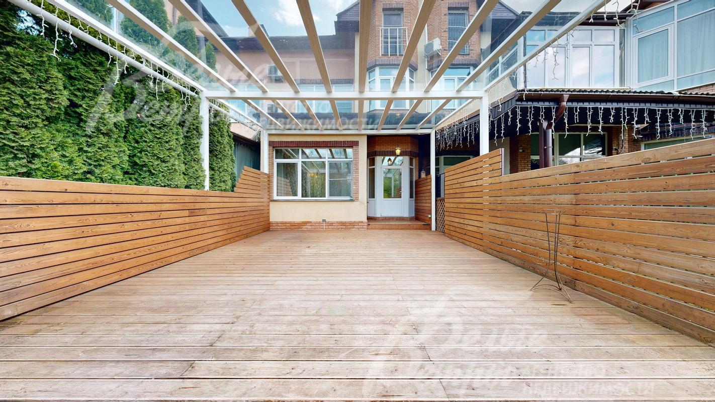 Крытая веранда во внутреннем дворе