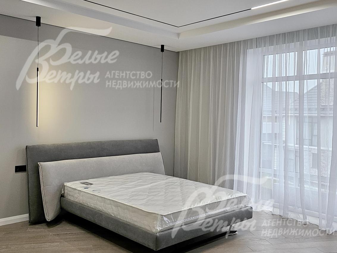 Мастер-спальня с панорамным окном, стены покрашены светло-серой краской