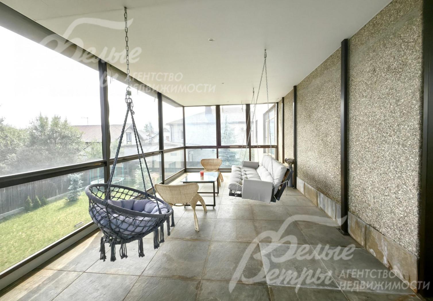 Качели на террасе второго этажа 