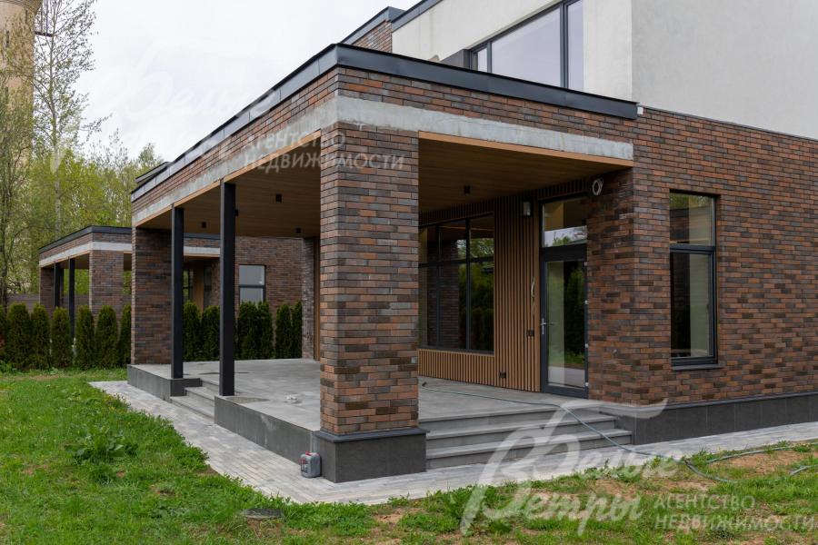 Акценты экстерьера – просторные террасы и видовые ламинированные окна