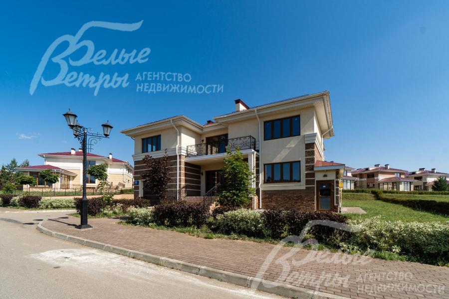 Дом 3 уровня. Фасад -искусственный камень и штукатурка.