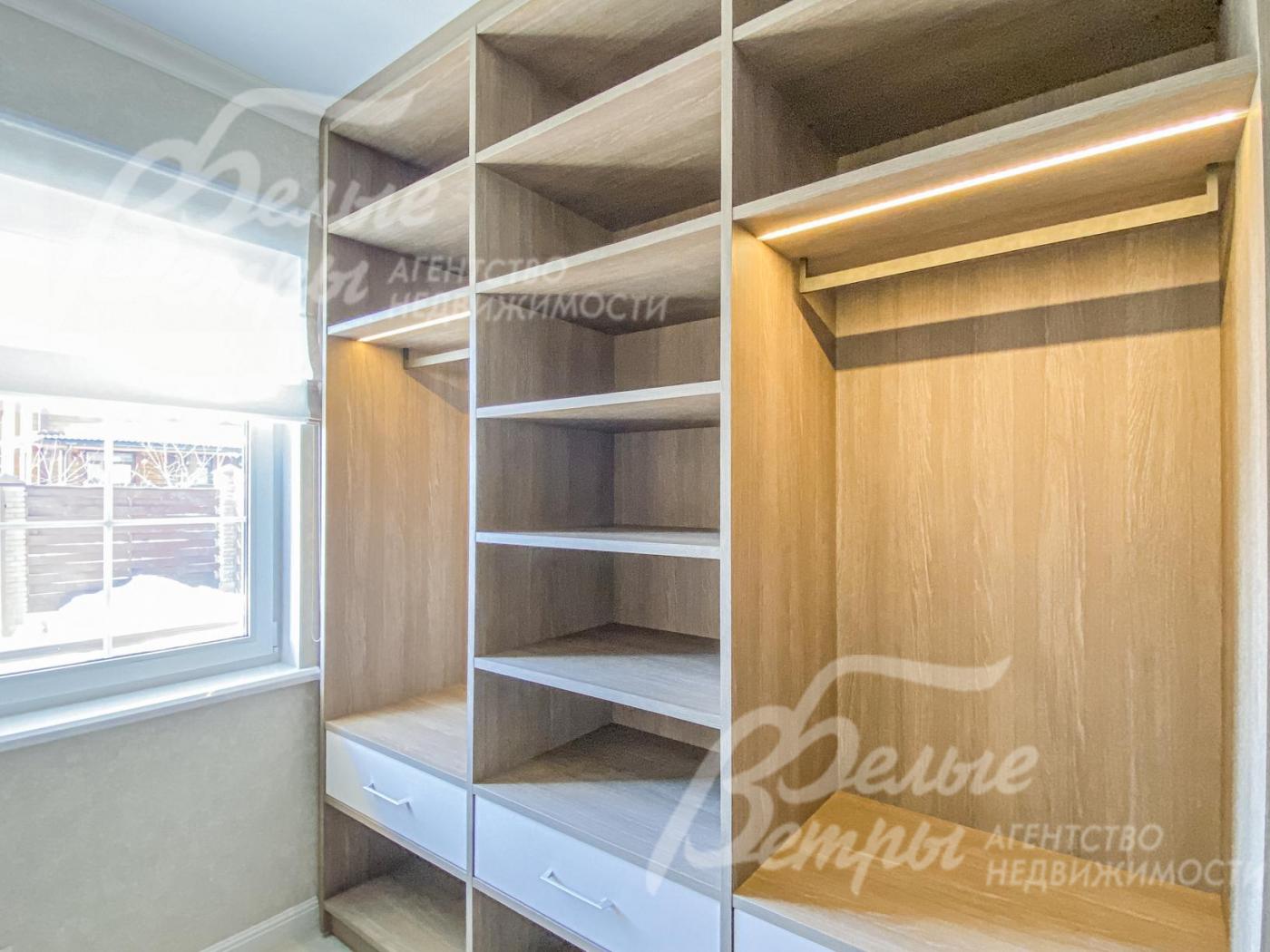 Оборудованная гардеробная на первом этаже