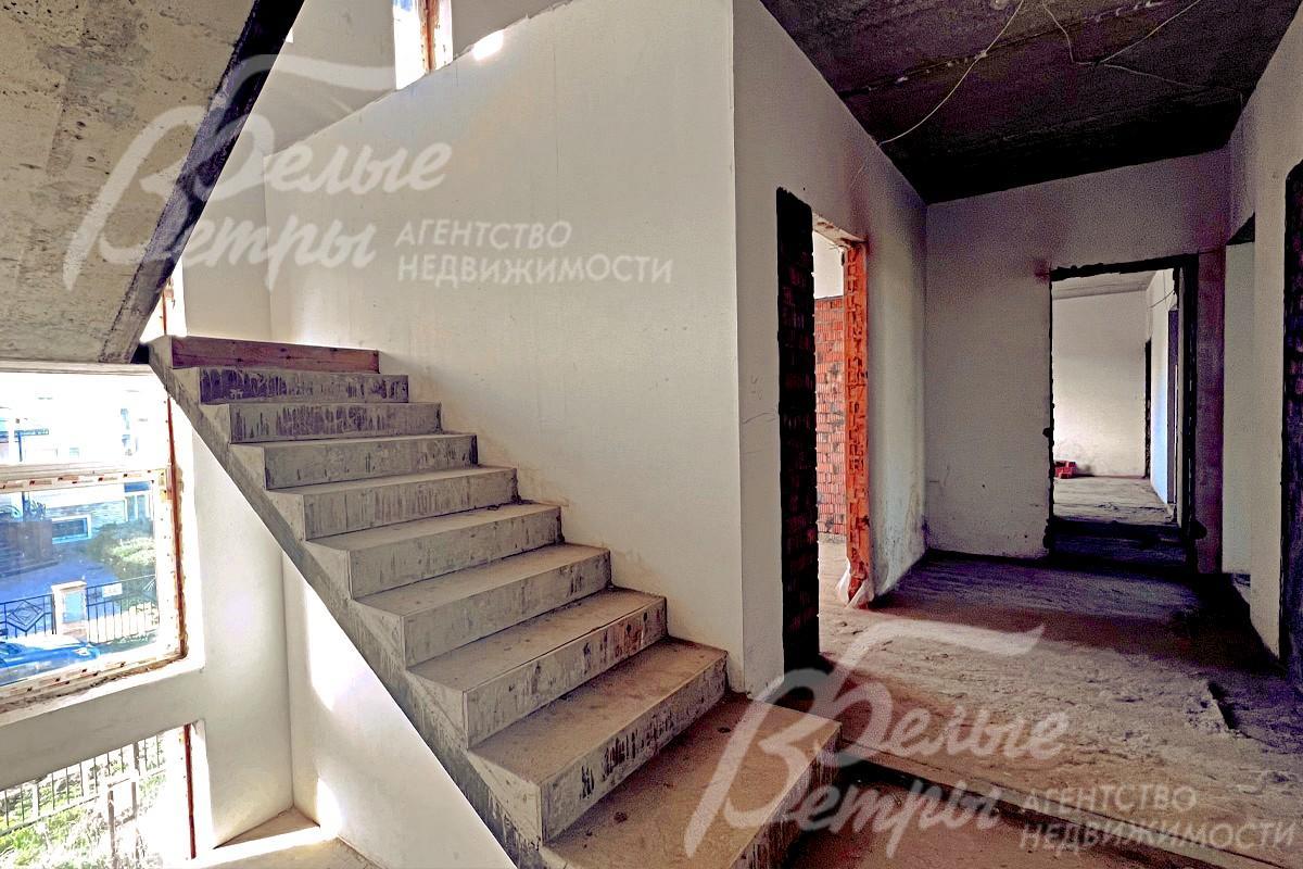 Монолитная лестница стандартной ширины