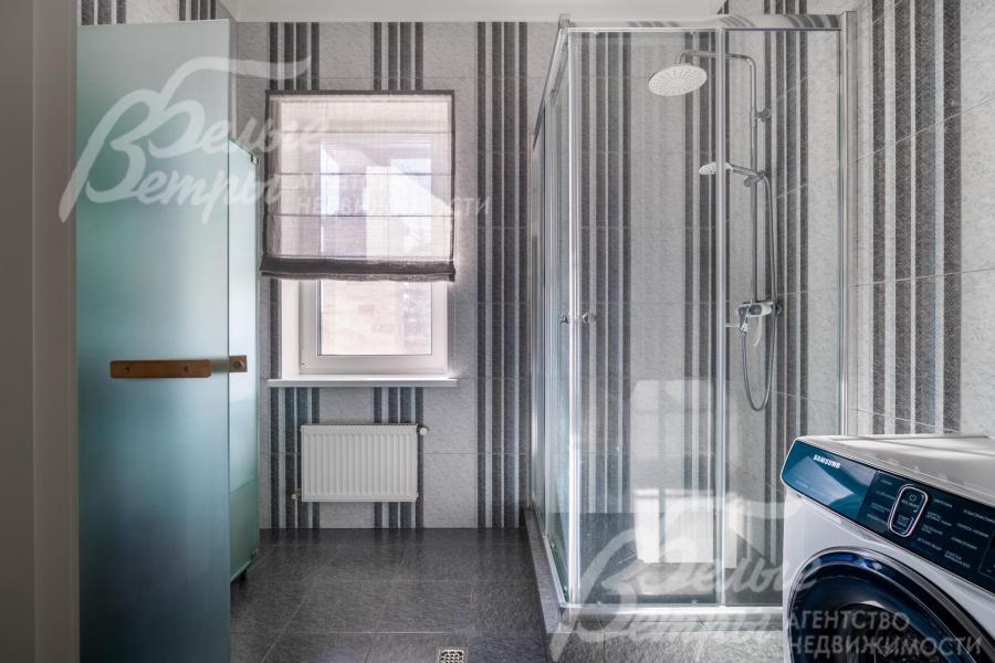 Санузел-душевая рядом с парной - со стеклянной дверью, окном и стиральной машинкой