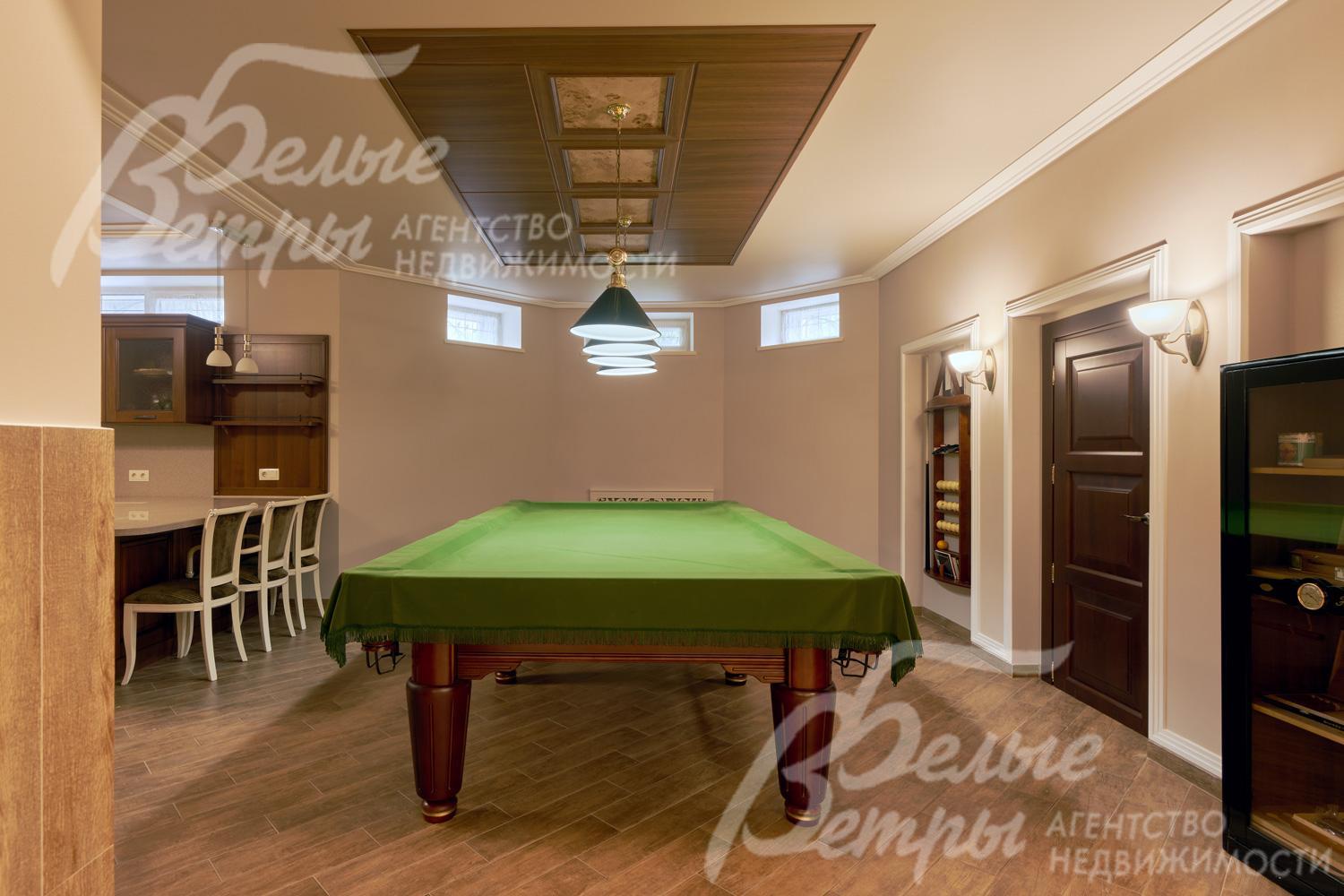 Бильярдная комната (с выходом черед портал из второй кухни) с 10-футовым столом для русского бильярда (русской пирамиды)