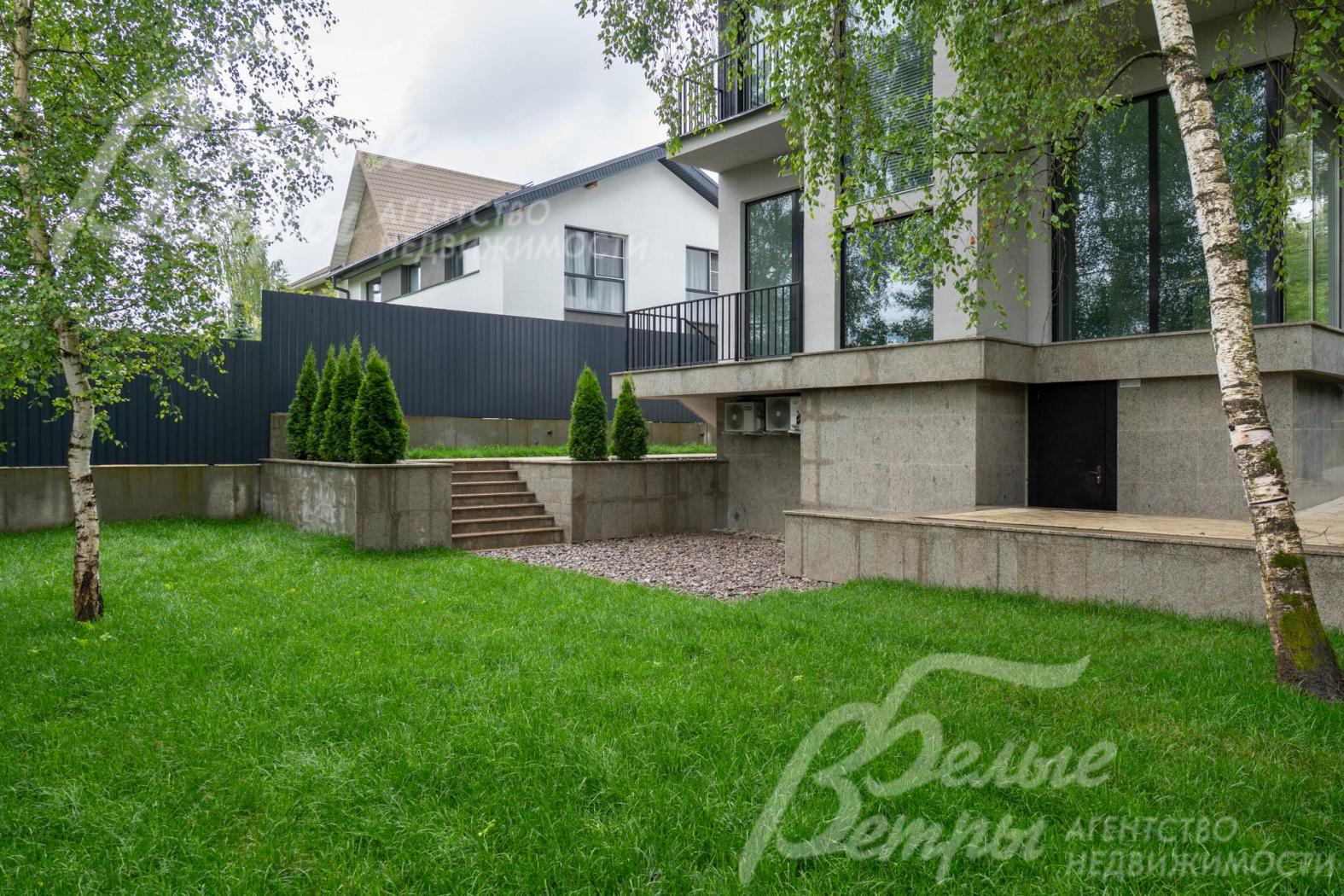 Дом стоит на живописном разноуровневом лесном участке