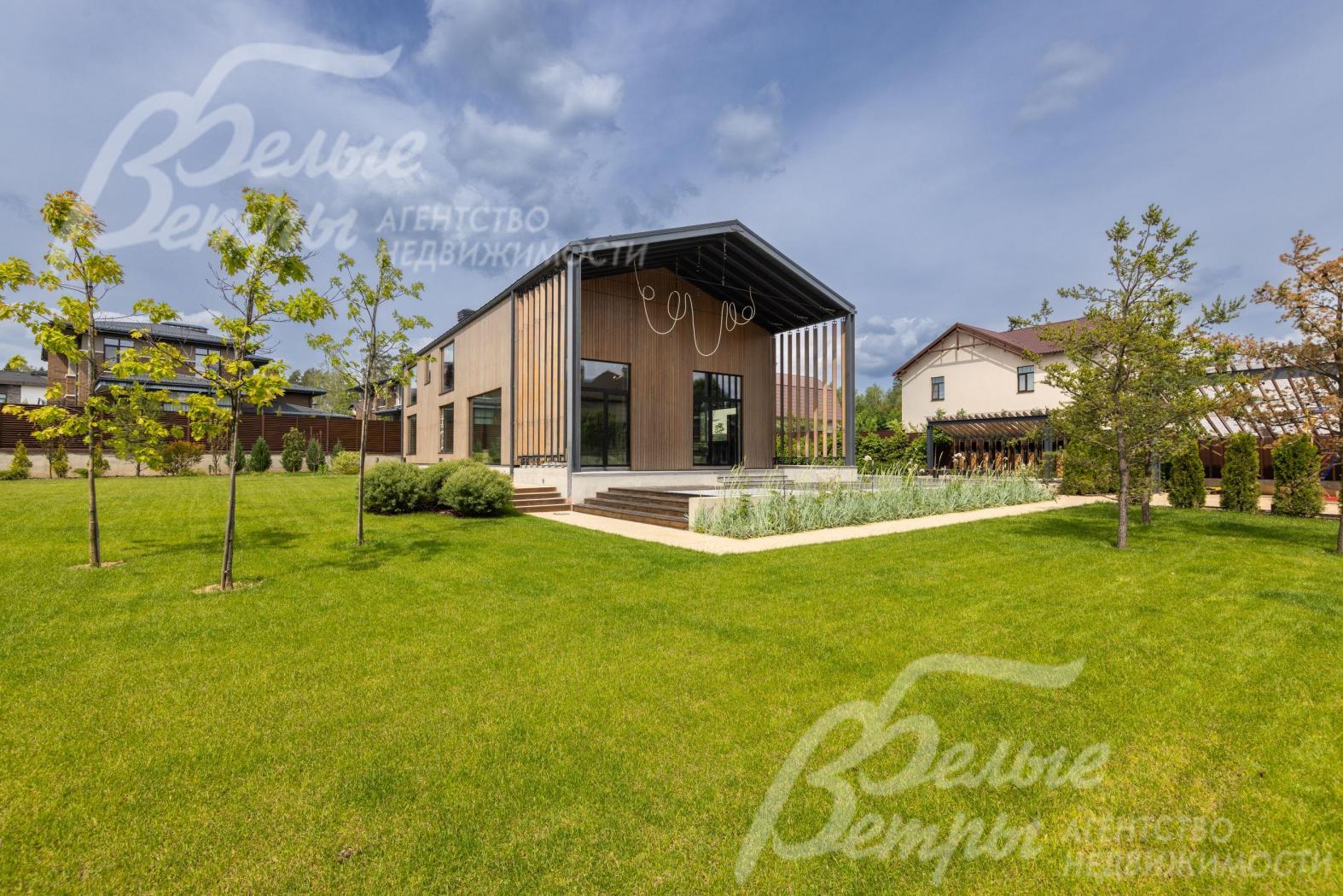 Высажены плодовые деревья: яблони, вишня, рябина.