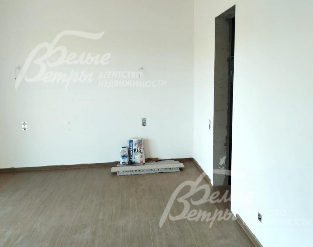 Стены подготовлены под покраску или оклейку обоями, на полу уложен ламинат