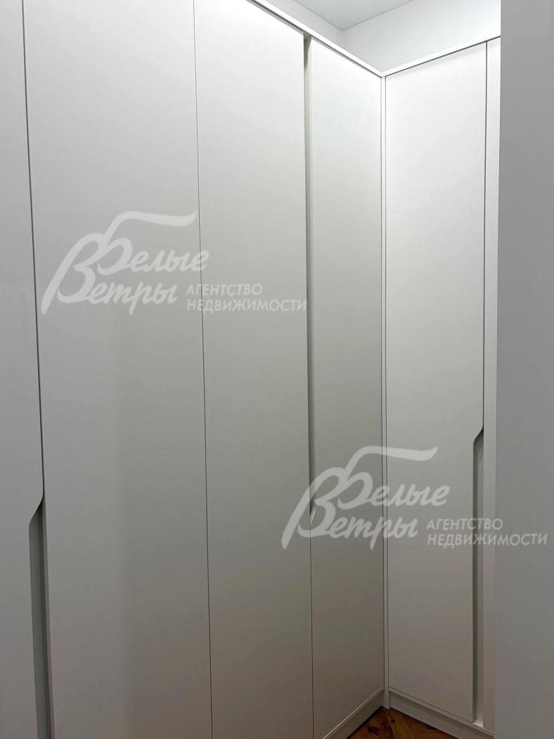 Гардеробная главной спальни обустроена шкафами