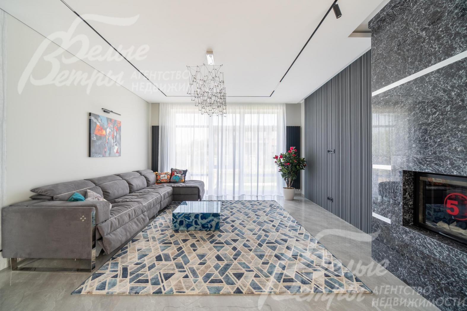 Гостиная с панорамным окном: в доме выполнен дизайнерский ремонт под ключ