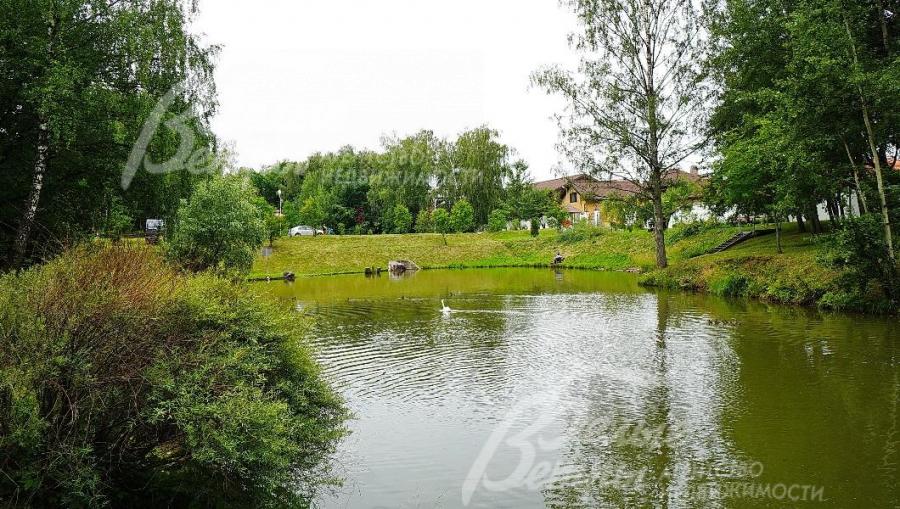 Живописный пруд с зоной отдыха в поселке.