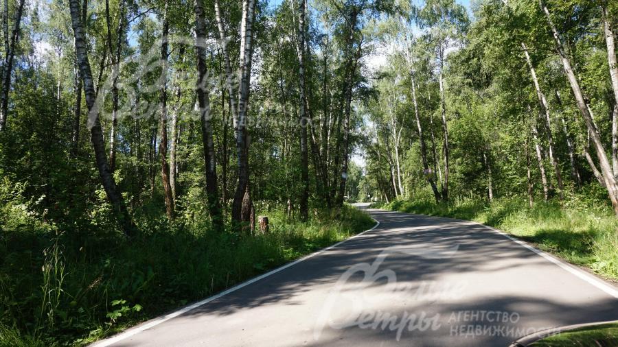 В поселок ведет асфальтированная двухполосная дорога