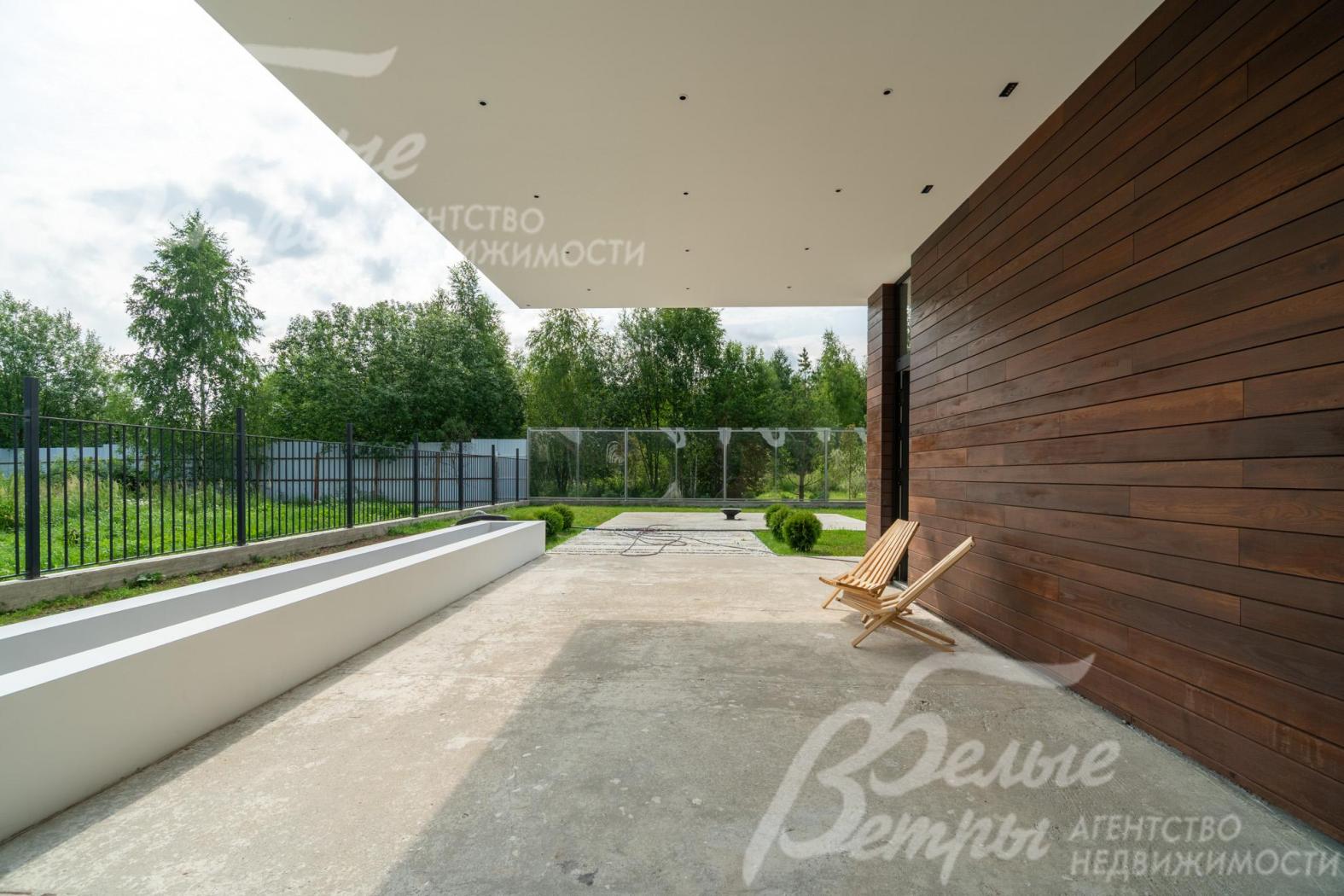 Из гостиной - выход на просторную крытую террасу площадью 86 кв.м