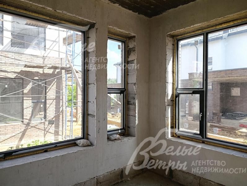 Площадь остекления в гостиной - более 10 кв.м (окна ПВХ, двухкамерные стеклопакеты, ламинированные с двух сторон)