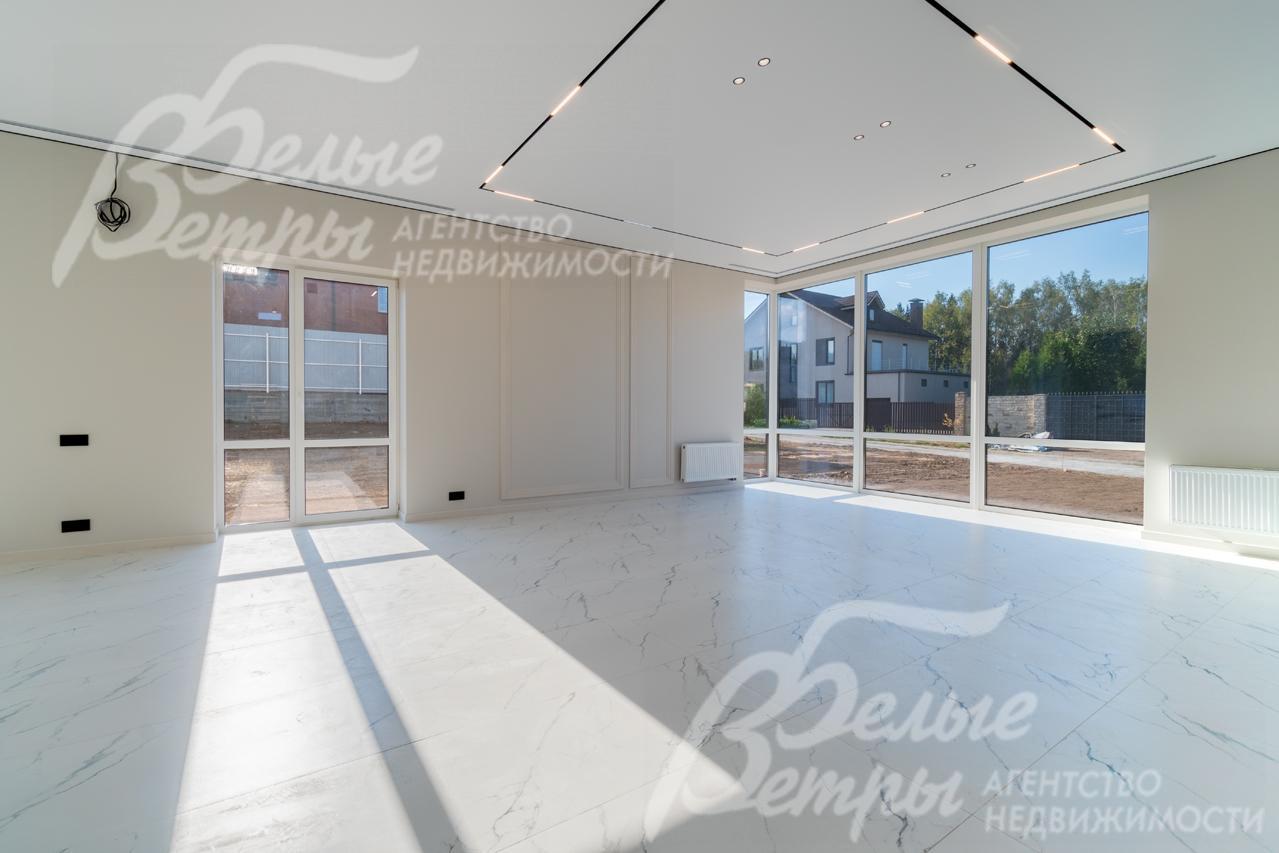 Современная отделка в светлых тонах, панорамные окна от пола