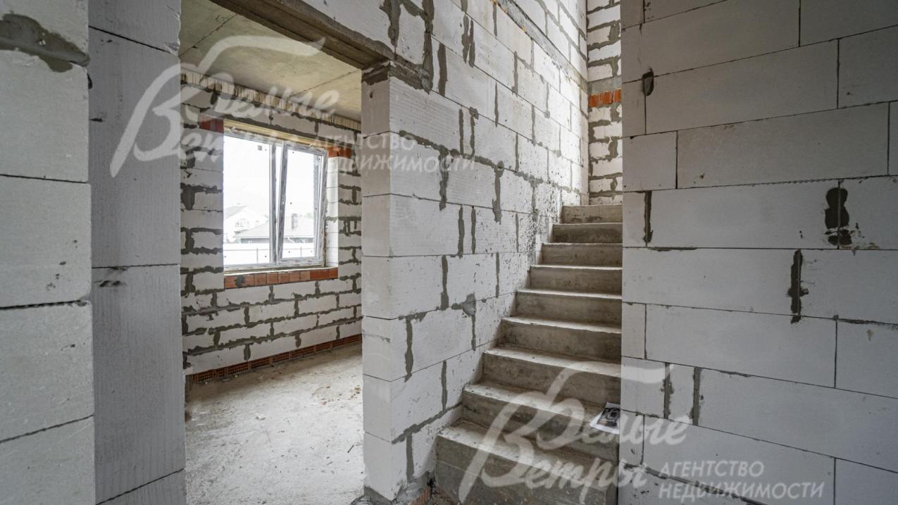 Бетонная лестница шириной 90 см