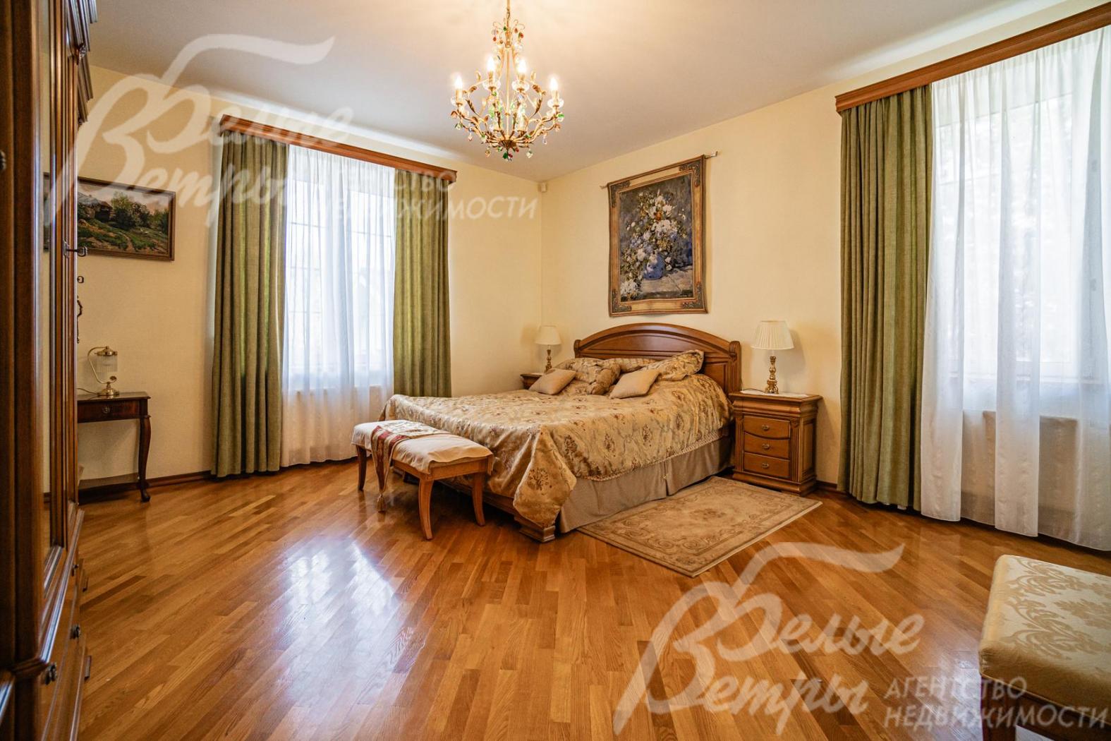 Одна из спален на втором этаже