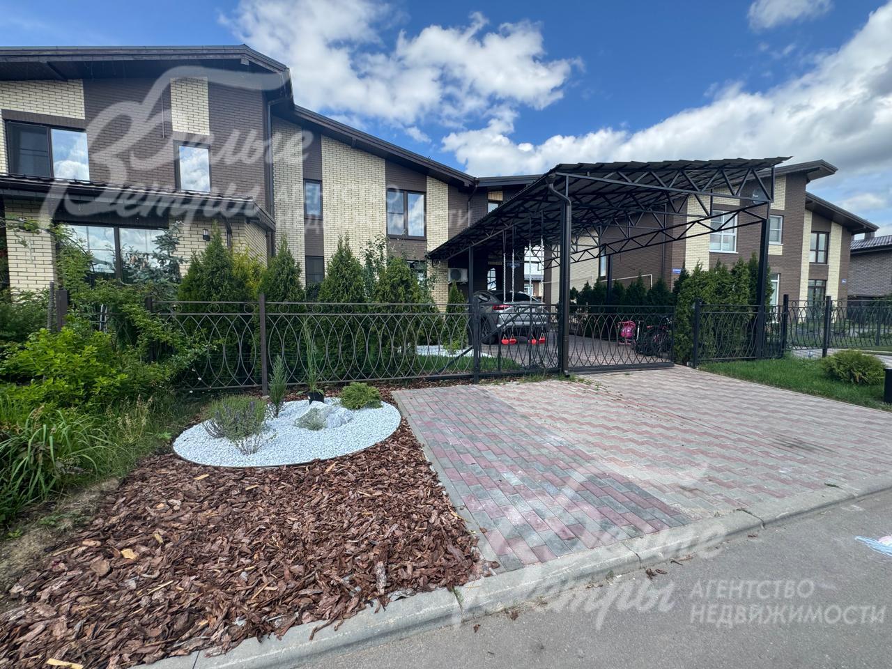 Установлен навес для машины: парковочное место выложено брусчаткой на бетонной основе