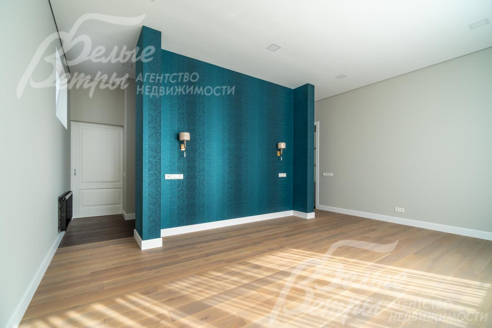 Планировка мастер-спальни создаёт естественный фокус на кровати, не перегружая пространство