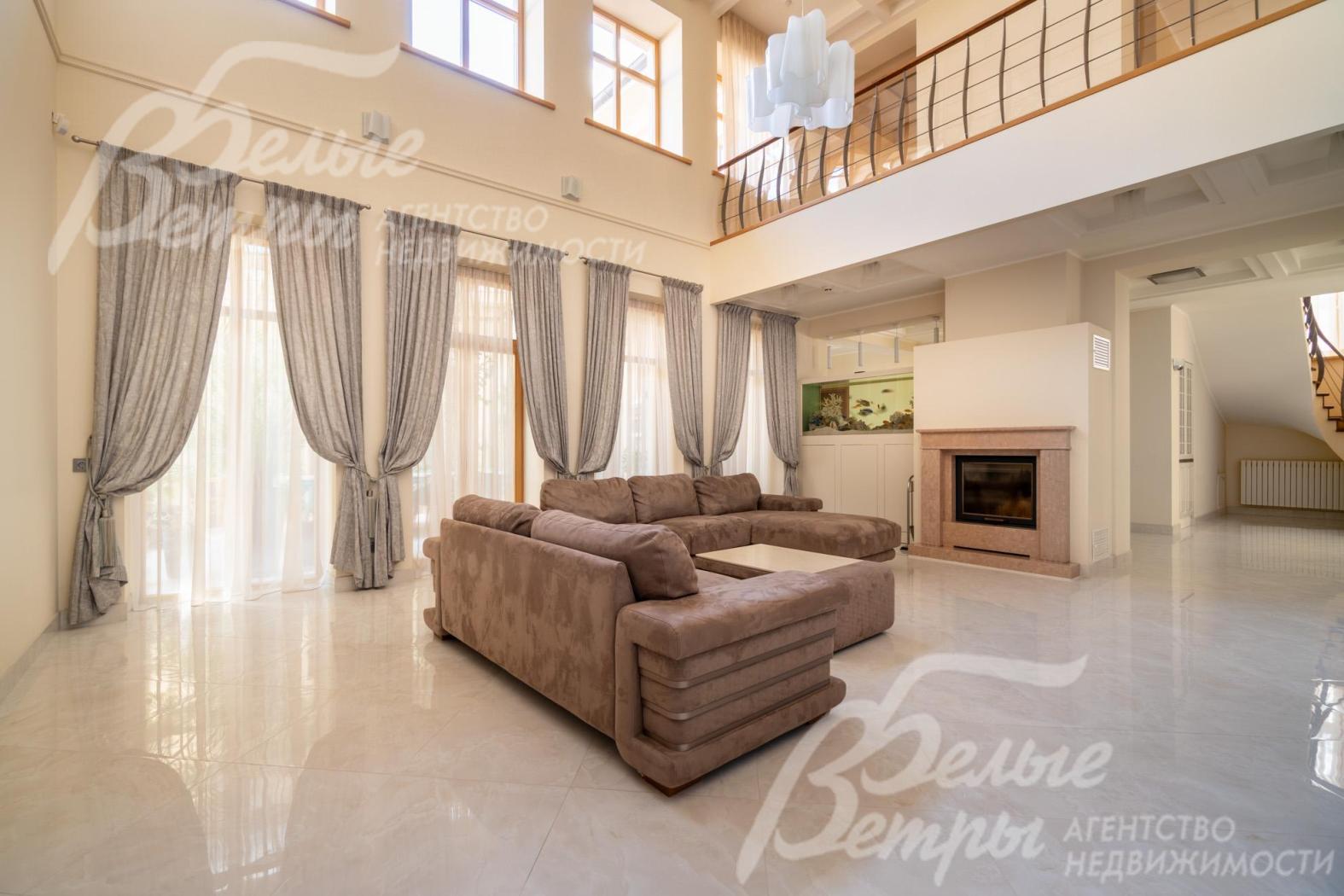 Гостиная с камином и вторым светом