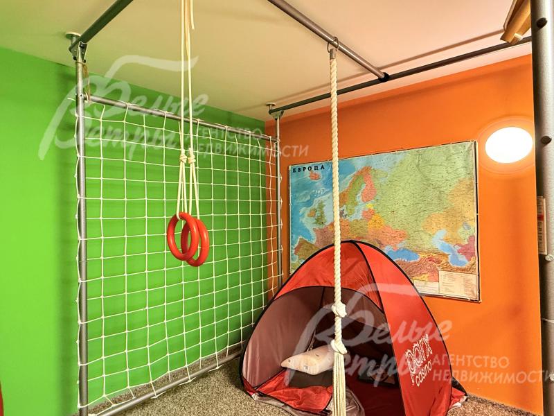 Установлена сетка для лазания, гимнастические кольца и "домик" для игр