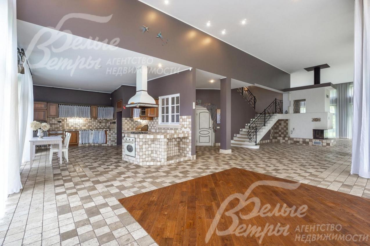 Просторная гостиная с зоной кухни-столовой