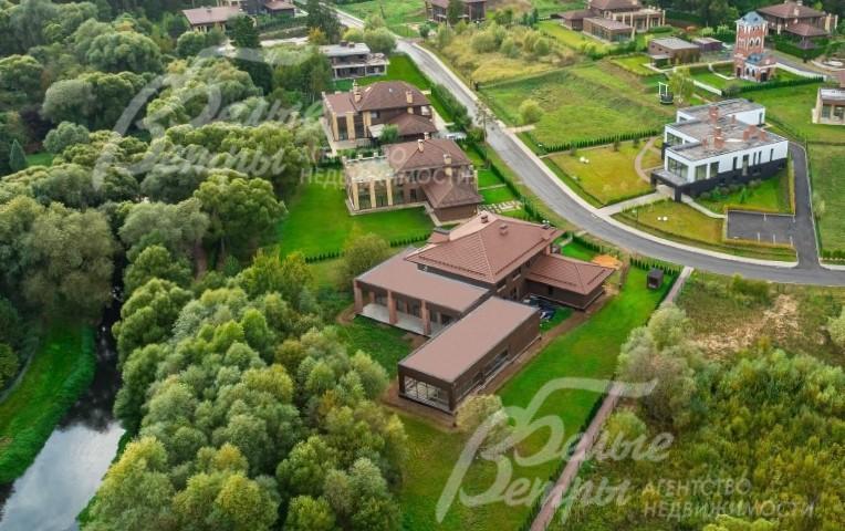 Вблизи поселка протекает река Десна.